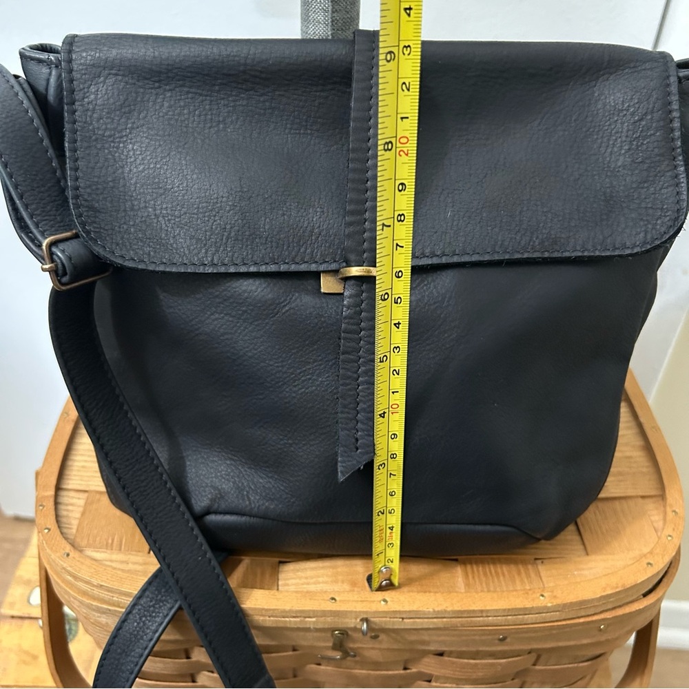 Capricho De Muñeca Soft Lightweight Black Leather Crossbody Bag - Picture 9 of 11